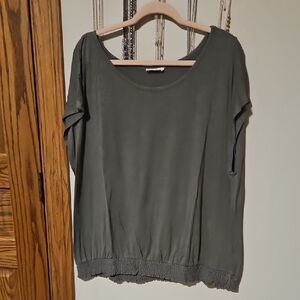 Casual Scoop Neck Short Sleeve Top in Olive Green